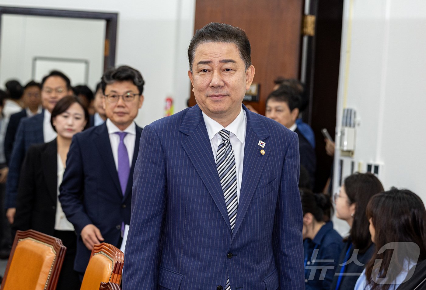 (서울=뉴스1) 이재명 기자 = 김병기 더불어민주당 대표 직무대행 겸 원내대표가 17일 오전 서울 여의도 국회에서 열린 원내대책회의에 참석하고 있다. 2025.6.17/뉴스1