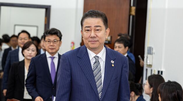 원내대책회의 참석하는 김병기