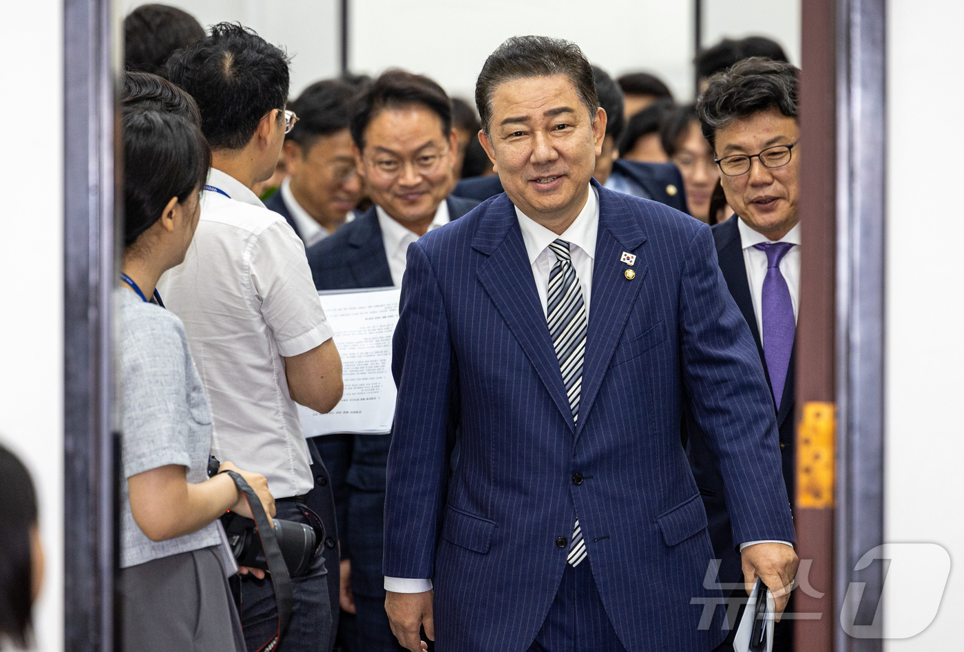 (서울=뉴스1) 이재명 기자 = 김병기 더불어민주당 대표 직무대행 겸 원내대표가 17일 오전 서울 여의도 국회에서 열린 원내대책회의에 참석하고 있다. 2025.6.17/뉴스1