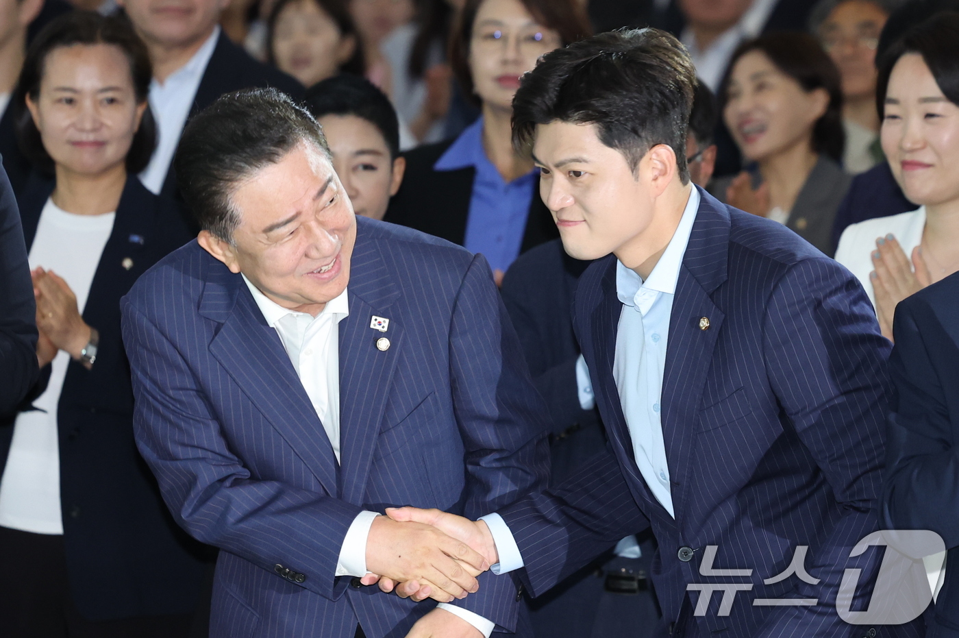 (서울=뉴스1) 안은나 기자 = 김병기 더불어민주당 대표 직무대행 겸 원내대표와 김용태 국민의힘 비상대책위원장이 17일 오전 서울 여의도 국회 로텐더홀에서 열린 국회 탄소중립 선언 …