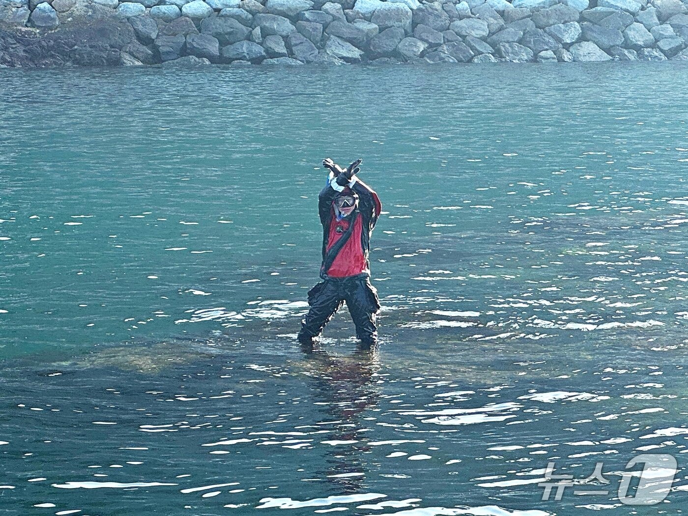 본문 이미지 - 욕지출장소 우재영 경사가 수중 지형 검측을 위해 바다에 입수하고 있다.(통영해경 제공. 재판매 및 DB금지)