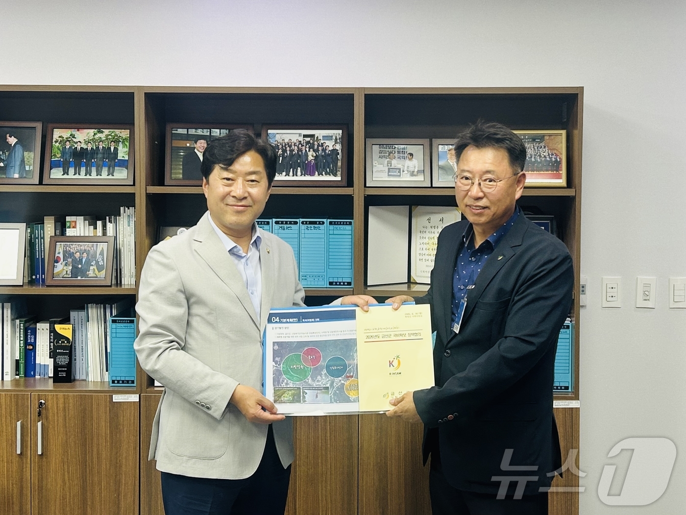 (금산=뉴스1) 이동원 기자 = 허창덕 금산부군수를 비롯한 실무진이 지난16일 국회를 방문해 지역구 국회의원인 황명선 의원과 면담을 갖고 △중부권 동서횡단 고속도로 신설 △금산 R …