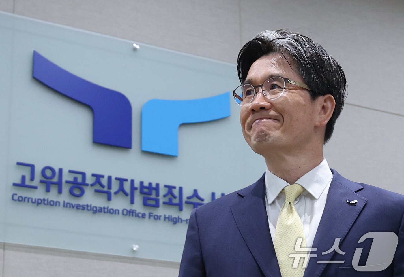 본문 이미지 - 오동운 고위공직자범죄수사처장이 취임 1주년을 맞은 17일 오전 경기 과천 정부청사에서 열린 공수처 출입기자단 간담회에서 모두발언을 마친 후 자리로 향하고 있다. 2025.6.17/뉴스1 ⓒ News1 오대일 기자