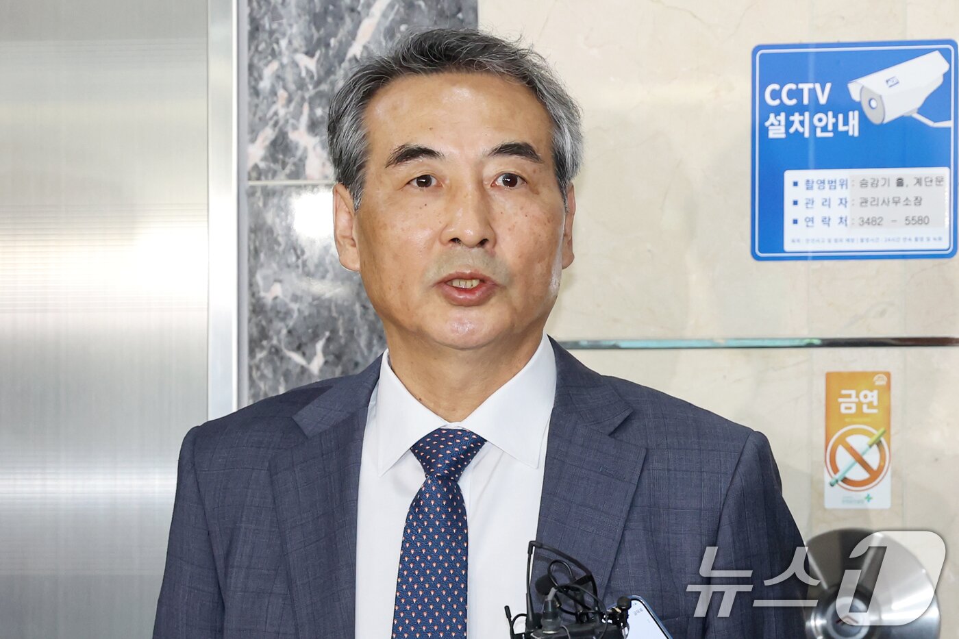 본문 이미지 - 윤석열 전 대통령의 부인 김건희 여사 의혹 관련 사건을 맡은 민중기 특별검사가 17일 오전 서울 서초구 사무실에서 취재진의 질문에 답변하고 있다. 2025.6.17/뉴스1 ⓒ News1 민경석 기자