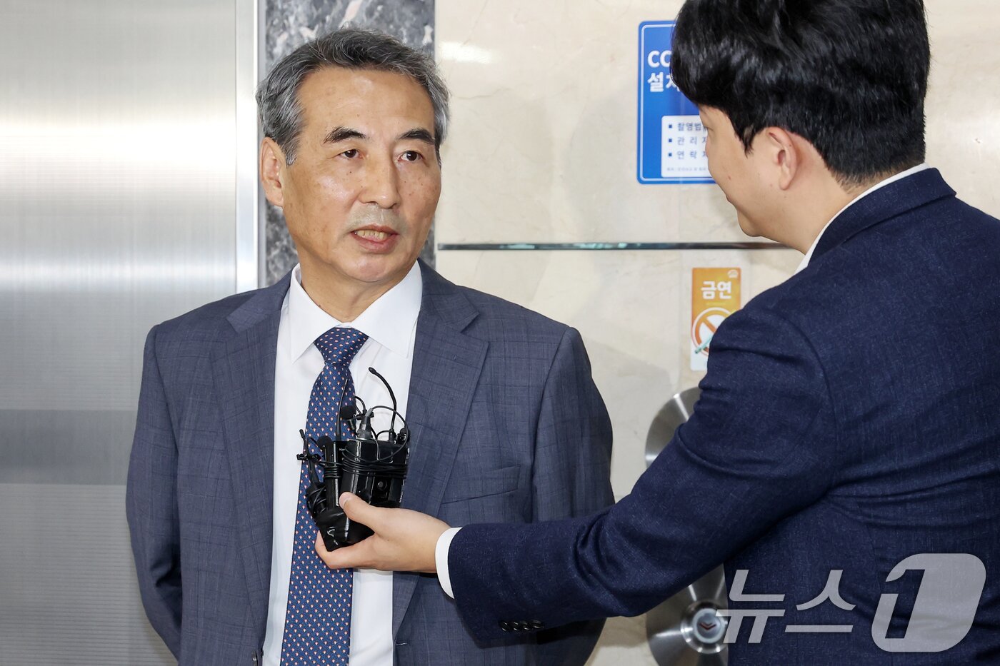 본문 이미지 - 윤석열 전 대통령의 부인 김건희 여사 의혹 관련 사건을 맡은 민중기 특별검사가 17일 오전 서울 서초구 사무실에서 취재진의 질문에 답변하고 있다. 2025.6.17/뉴스1 ⓒ News1 민경석 기자