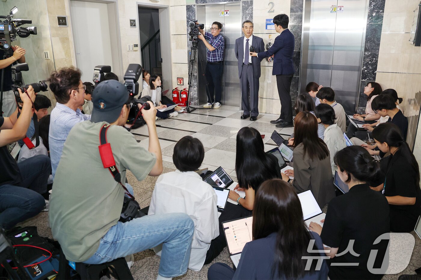 본문 이미지 - 윤석열 전 대통령의 부인 김건희 여사 의혹 관련 사건을 맡은 민중기 특별검사가 17일 오전 서울 서초구 사무실에서 취재진의 질문에 답변하고 있다. 2025.6.17/뉴스1 ⓒ News1 민경석 기자