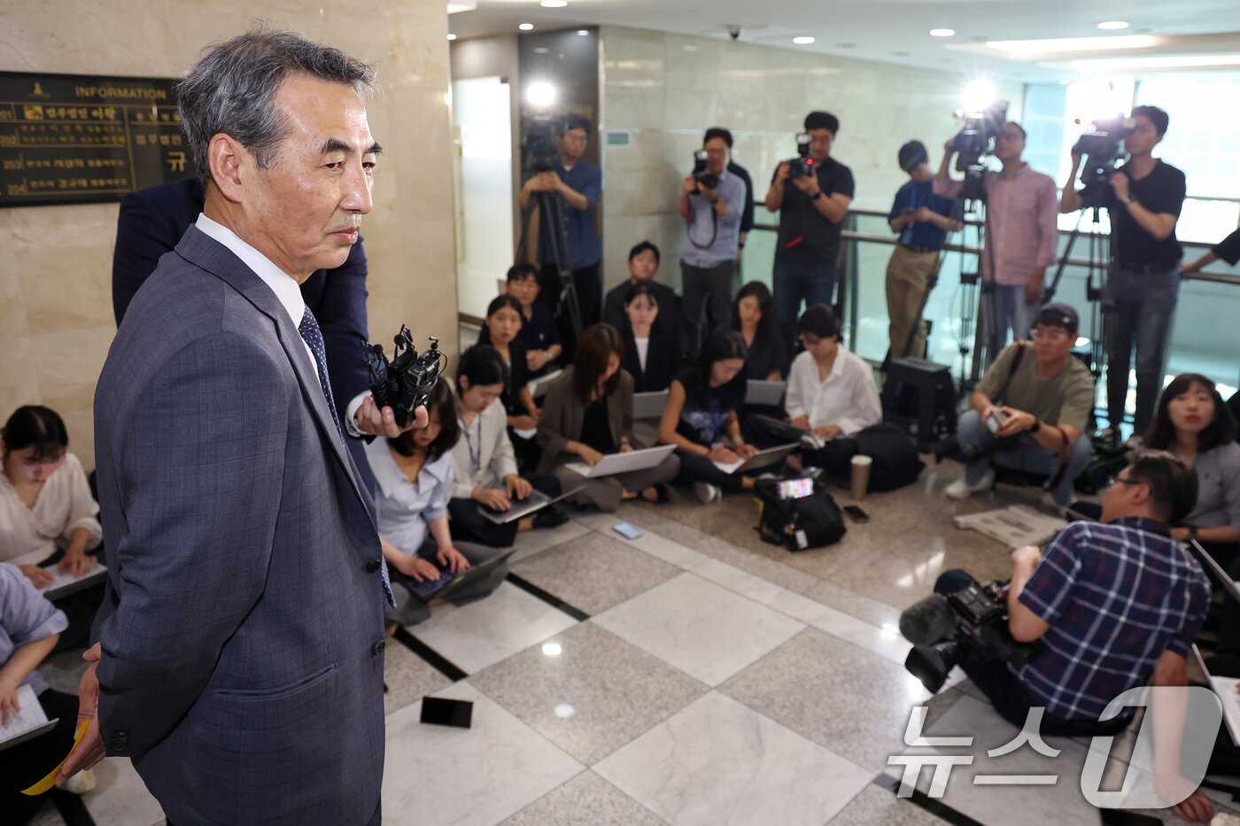 본문 이미지 - 윤석열 전 대통령의 부인 김건희 여사 의혹 관련 사건을 맡은 민중기 특별검사가 17일 오전 서울 서초구 사무실에서 취재진의 질문에 답변하고 있다. 2025.6.17/뉴스1 ⓒ News1 민경석 기자