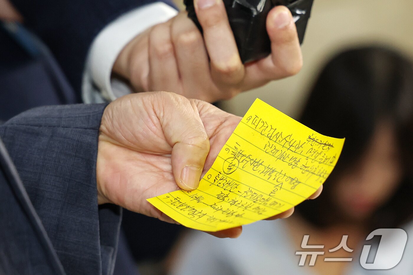 본문 이미지 - 윤석열 전 대통령의 부인 김건희 여사 의혹 관련 사건을 맡은 민중기 특별검사가 17일 오전 서울 서초구 사무실에서 취재진의 질문에 답변하며 메모를 참고하고 있다. 2025.6.17/뉴스1 ⓒ News1 민경석 기자