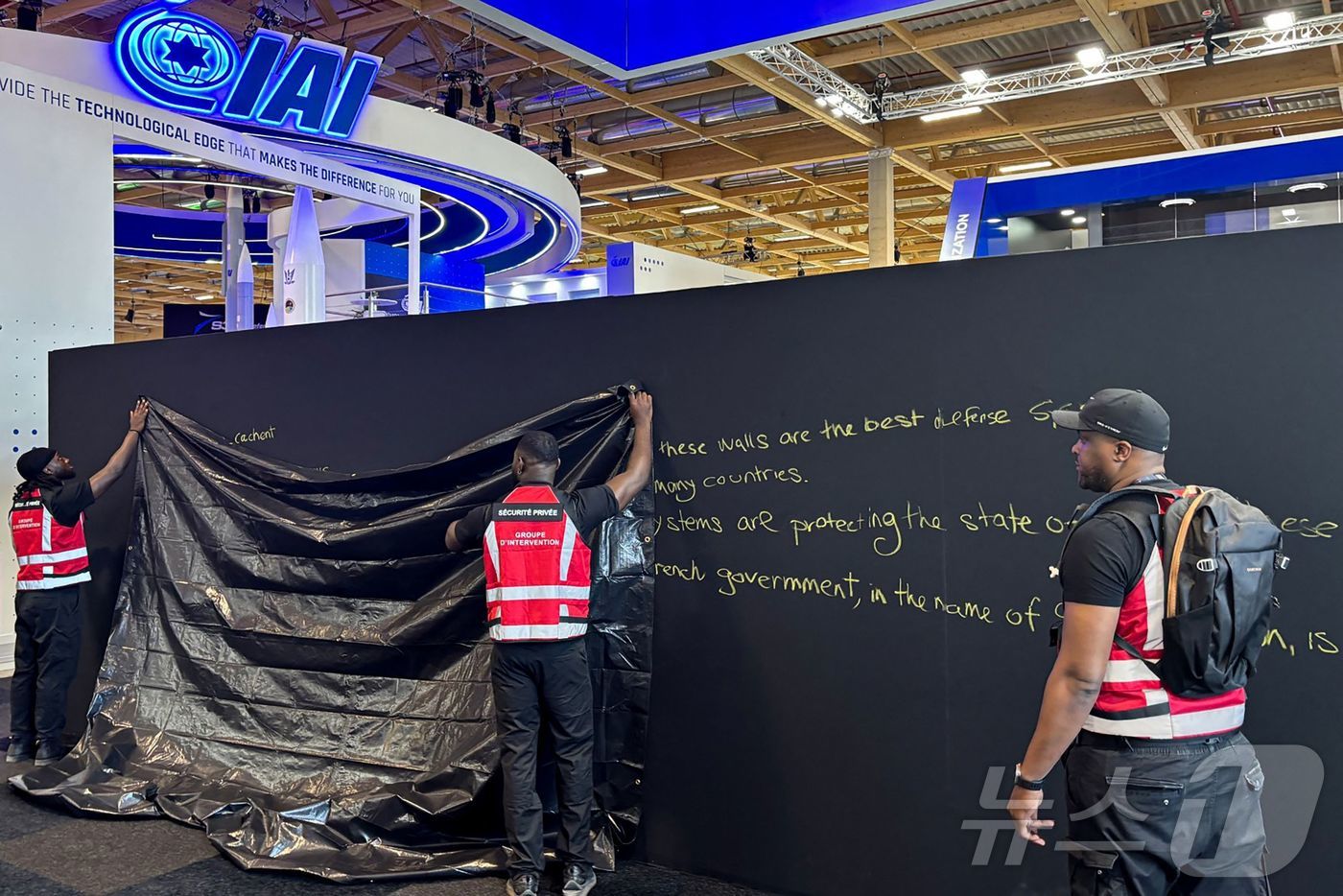 (파리 AFP=뉴스1) 김예슬 기자 = 16일(현지시간) 프랑스 파리 에어쇼에서 공격 무기를 전시한 이스라엘 방산업체 부스가 폐쇄됐다. 25.06.16ⓒ AFP=뉴스1