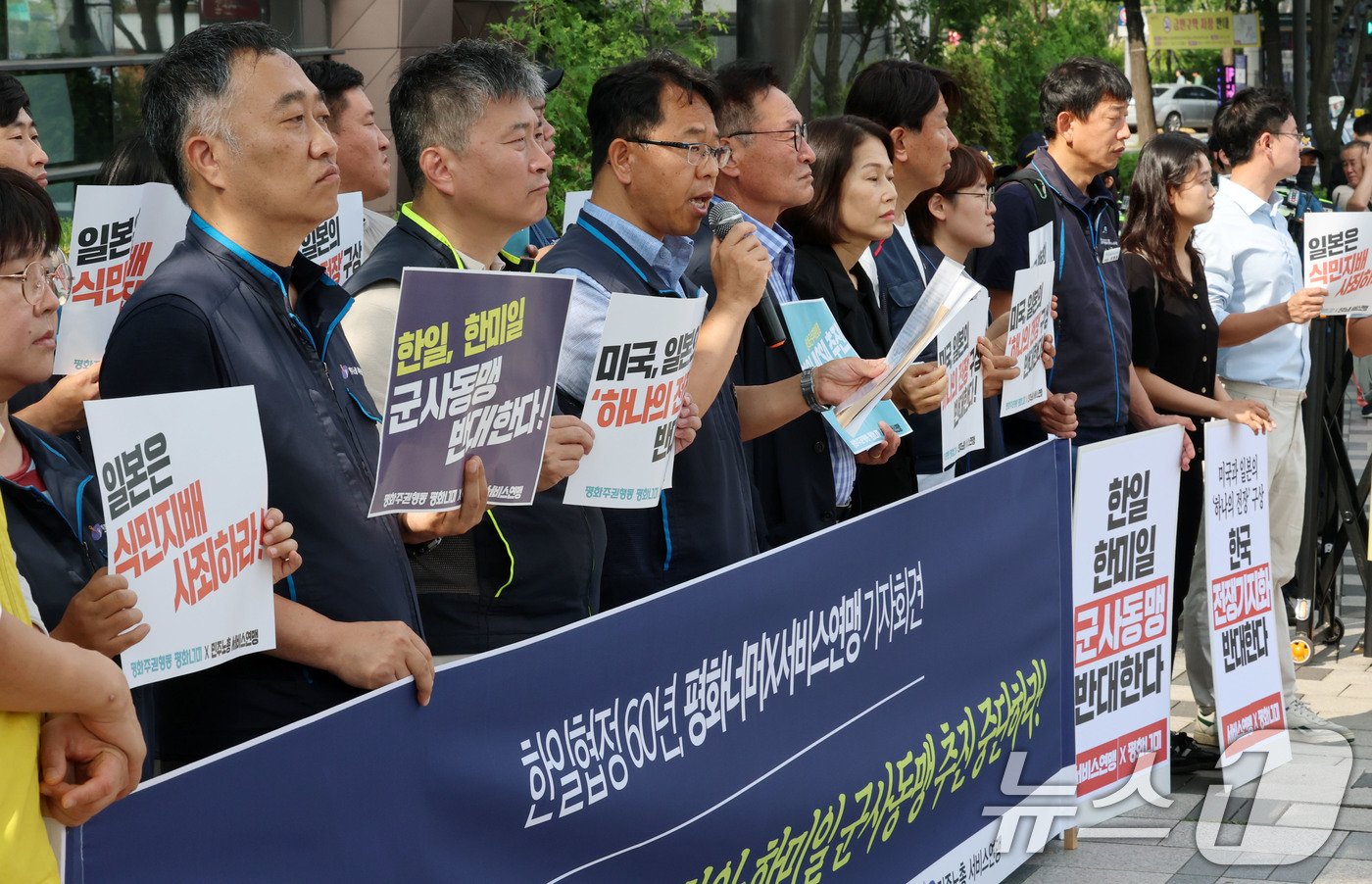 (서울=뉴스1) 박세연 기자 = 평화주권행동 평화너머 회원들과 민주노총 서비스연맹 노조원들이 17일 서울 종로구 일본대사관 앞에서 ‘한일·한미일 군사동맹 추진 중단 촉구’ 기자회견 …