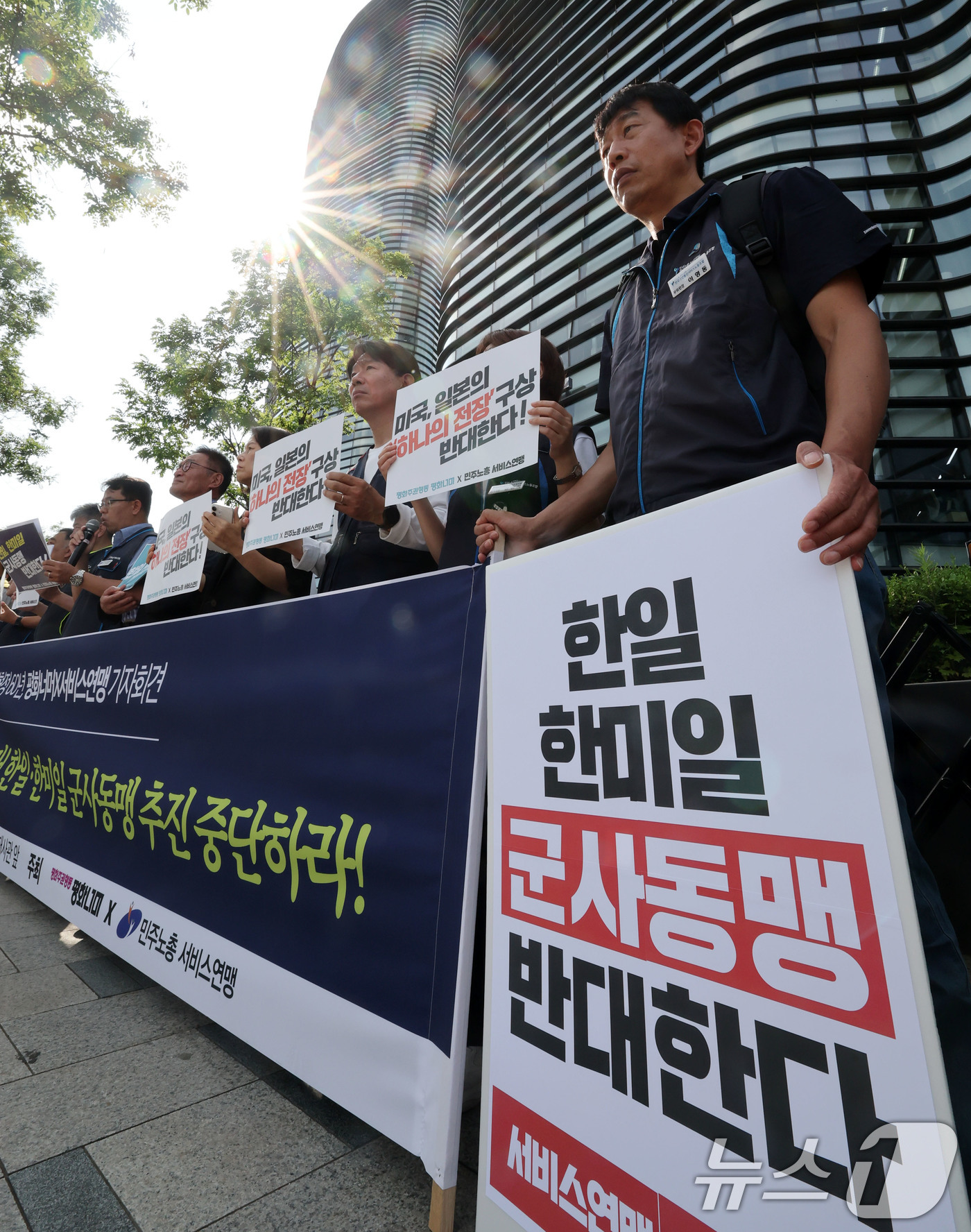 (서울=뉴스1) 박세연 기자 = 평화주권행동 평화너머 회원들과 민주노총 서비스연맹 노조원들이 17일 서울 종로구 일본대사관 앞에서 ‘한일·한미일 군사동맹 추진 중단 촉구’ 기자회견 …