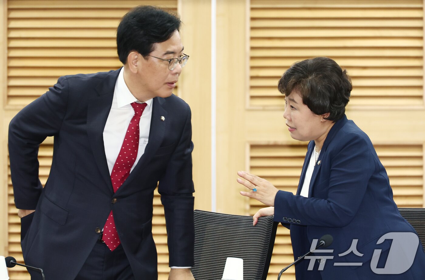 본문 이미지 - 송언석 국민의힘 원내대표가 17일 오전 서울 여의도 국회 의원회관에서 열린 검수완박 시즌2 : 검찰청 폐지 및 수사·기소 분리의 문제점 토론회에 참석, 조배숙 의원과 대화하고 있다. 2025.6.17/뉴스1 ⓒ News1 김민지 기자