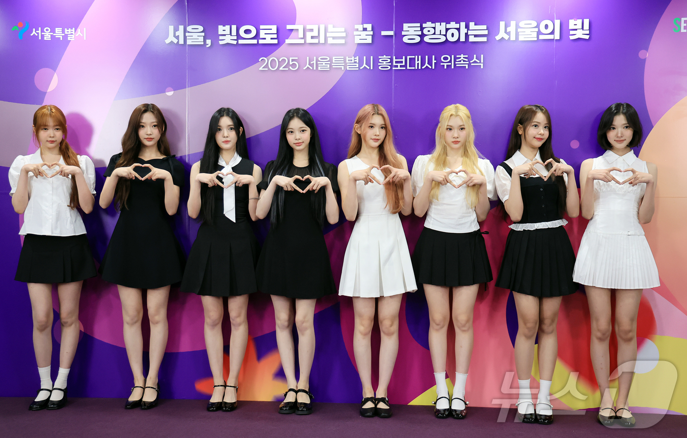 (서울=뉴스1) 김진환 기자 = 걸그룹 하츠투하츠가 17일 오전 서울특별시청에서 열린 ‘2025 서울특별시 홍보대사 위촉식’에서 포즈를 취하고 있다. 2025.6.17/뉴스1