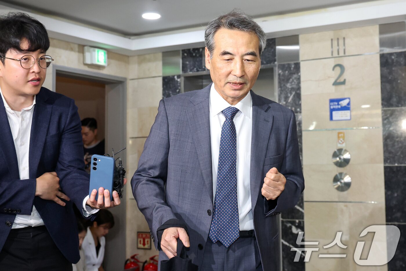 본문 이미지 - 윤석열 전 대통령의 부인 김건희 여사 의혹 관련 사건을 맡은 민중기 특별검사가 17일 오전 서울 서초구 사무실로 출근하고 있다. 2025.6.17/뉴스1 ⓒ News1 민경석 기자