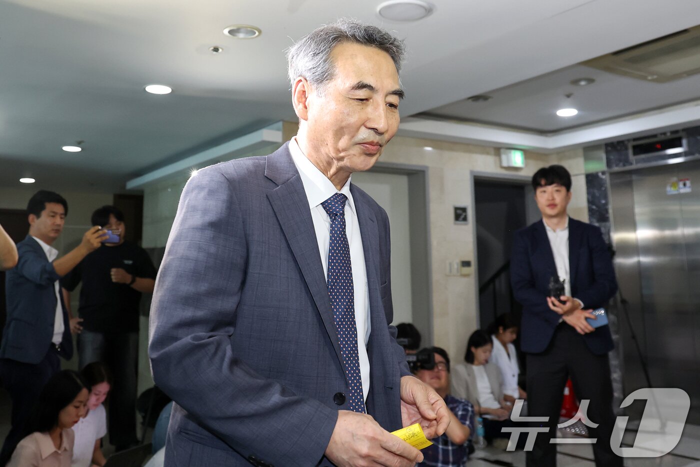 본문 이미지 - 윤석열 전 대통령의 부인 김건희 여사 의혹 관련 사건을 맡은 민중기 특별검사가 17일 오전 서울 서초구 사무실에서 취재진의 질문에 답변을 마친 뒤 자리를 떠나고 있다. 2025.6.17/뉴스1 ⓒ News1 민경석 기자