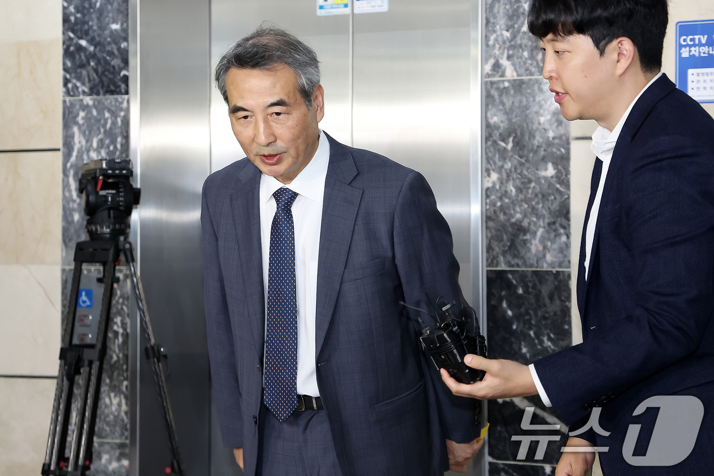 (서울=뉴스1) 민경석 기자 = 윤석열 전 대통령의 부인 김건희 여사 의혹 관련 사건을 맡은 민중기 특별검사가 17일 오전 서울 서초구 사무실에서 취재진의 질문에 답변을 마친 뒤 …