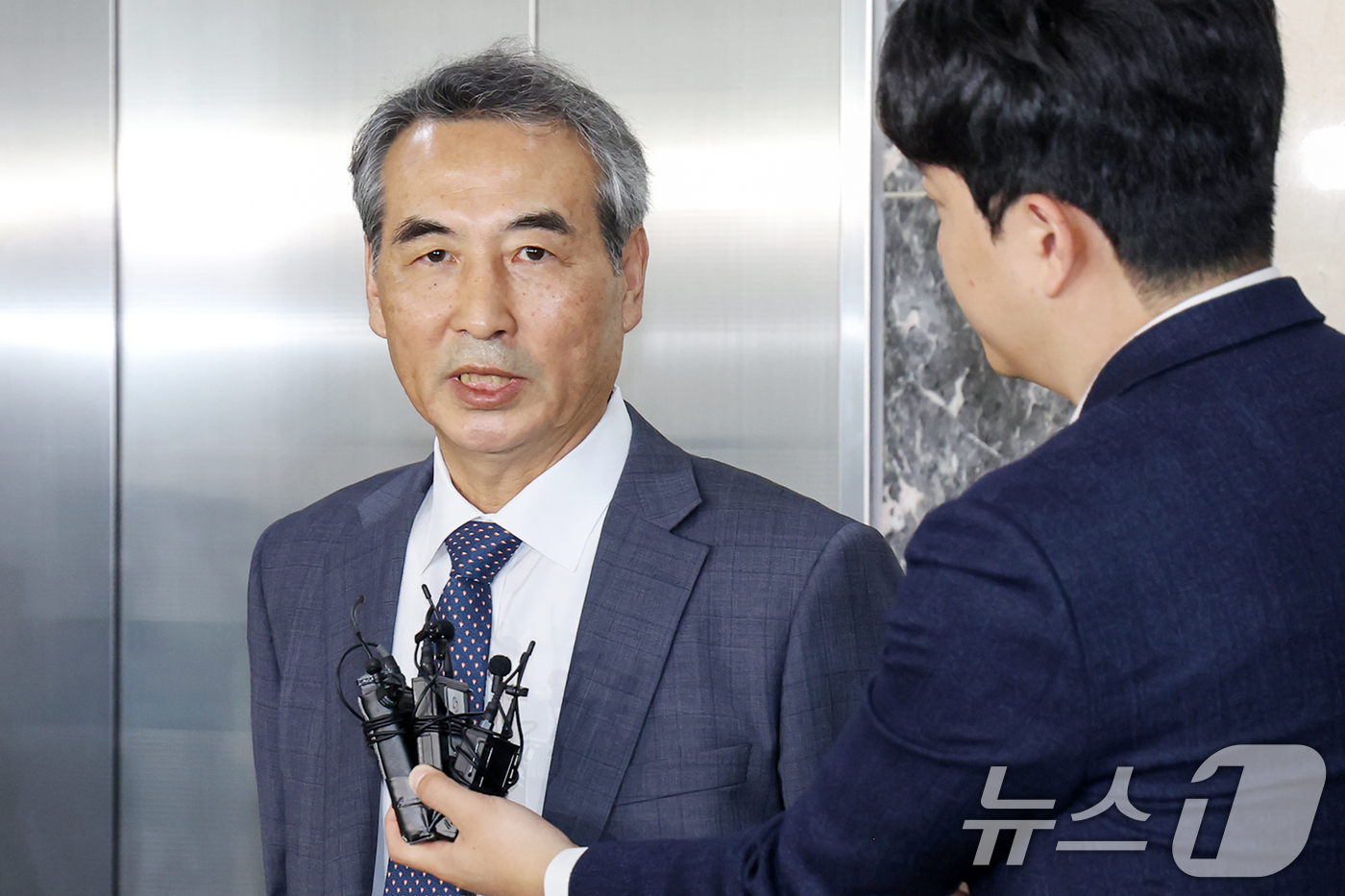 (서울=뉴스1) 민경석 기자 = 윤석열 전 대통령의 부인 김건희 여사 의혹 관련 사건을 맡은 민중기 특별검사가 17일 오전 서울 서초구 사무실에서 취재진의 질문에 답변하고 있다. …