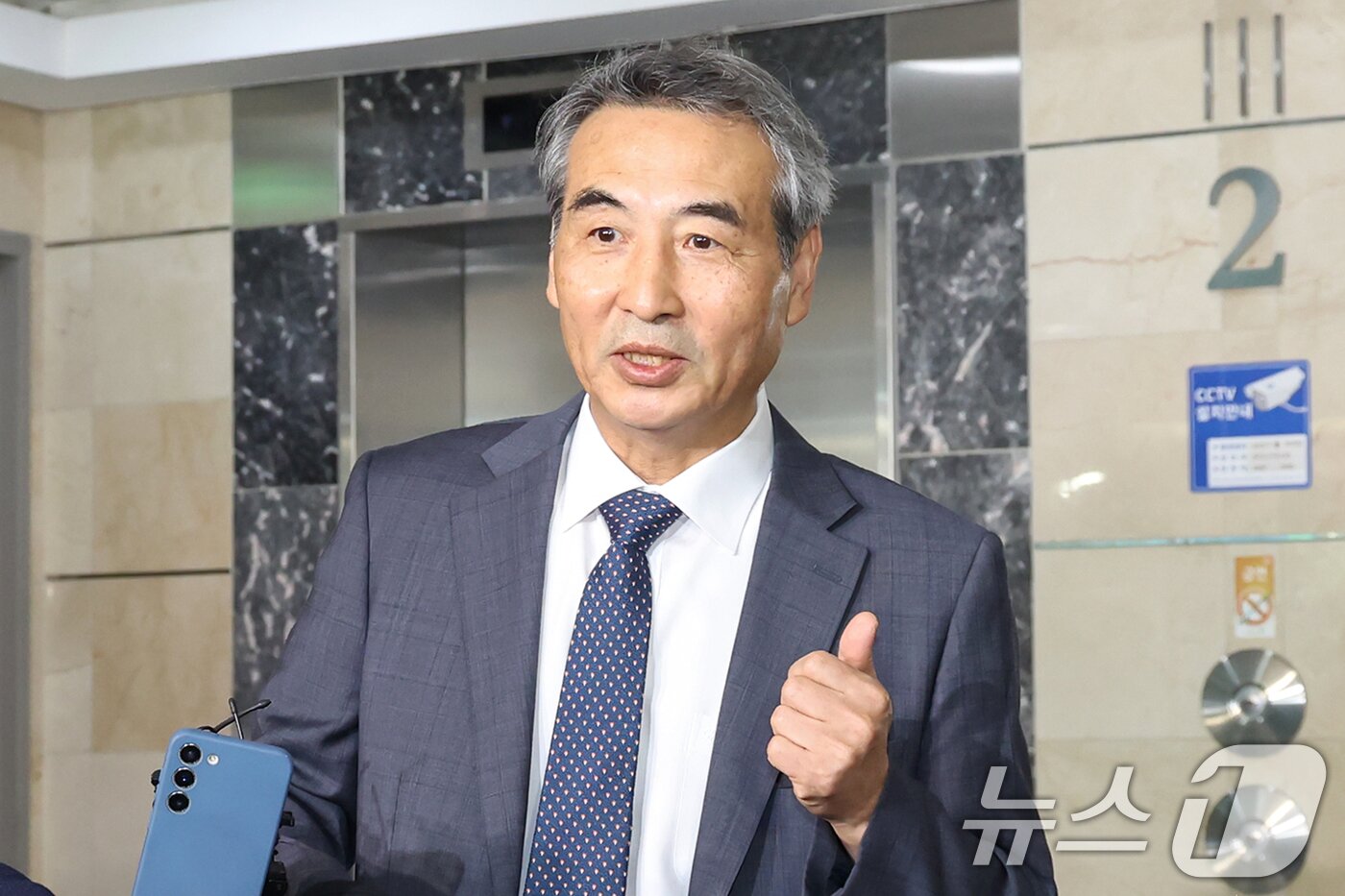 본문 이미지 - 윤석열 전 대통령의 부인 김건희 여사 의혹 관련 사건을 맡은 민중기 특별검사가 17일 오전 서울 서초구 사무실로 출근하고 있다. 2025.6.17/뉴스1 ⓒ News1 민경석 기자