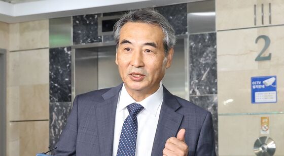 출근하는 민중기 특검
