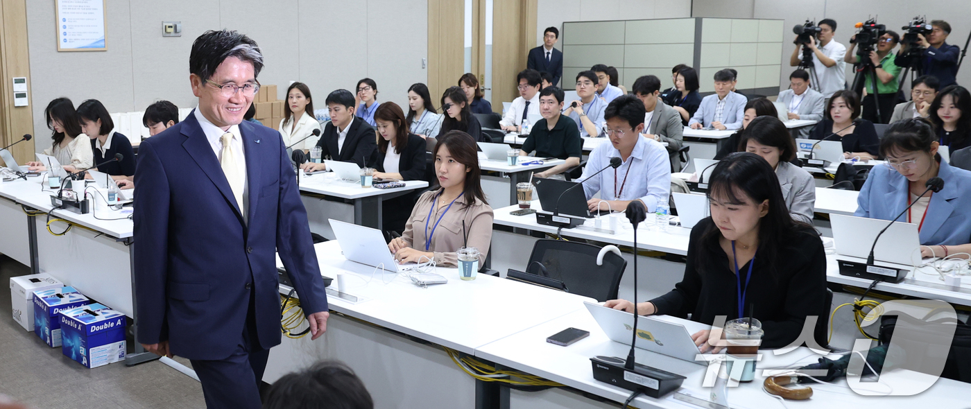 (과천=뉴스1) 오대일 기자 = 오동운 고위공직자범죄수사처장이 취임 1주년을 맞은 17일 오전 경기 과천 정부청사에서 열린 공수처 출입기자단 간담회에 참석하고 있다.오 처장은 이 …