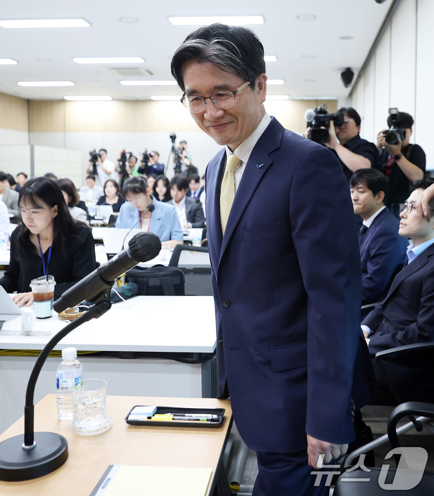 (과천=뉴스1) 오대일 기자 = 오동운 고위공직자범죄수사처장이 취임 1주년을 맞은 17일 오전 경기 과천 정부청사에서 열린 공수처 출입기자단 간담회에 참석하고 있다.오 처장은 이 …