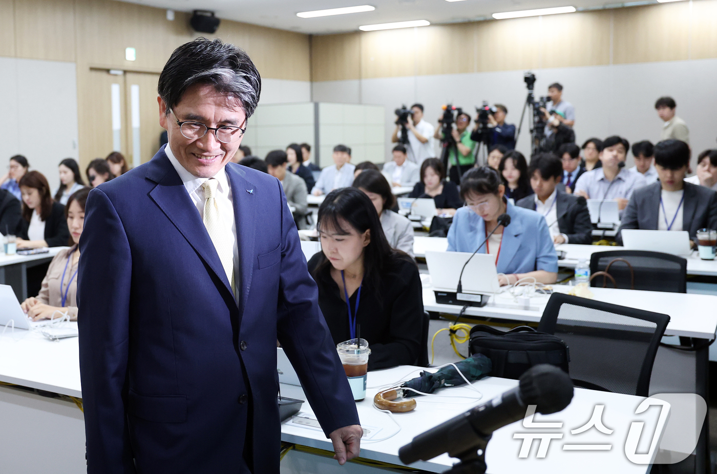 (과천=뉴스1) 오대일 기자 = 오동운 고위공직자범죄수사처장이 취임 1주년을 맞은 17일 오전 경기 과천 정부청사에서 열린 공수처 출입기자단 간담회에 참석하고 있다.오 처장은 이 …