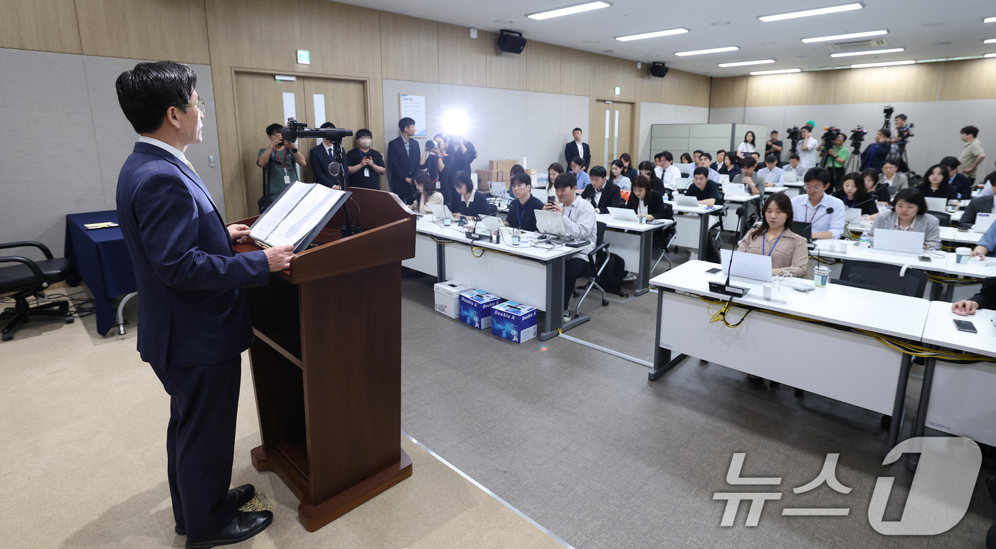 (과천=뉴스1) 오대일 기자 = 오동운 고위공직자범죄수사처장이 취임 1주년을 맞은 17일 오전 경기 과천 정부청사에서 열린 공수처 출입기자단 간담회에서 모두발언을 하고 있다.오 처 …