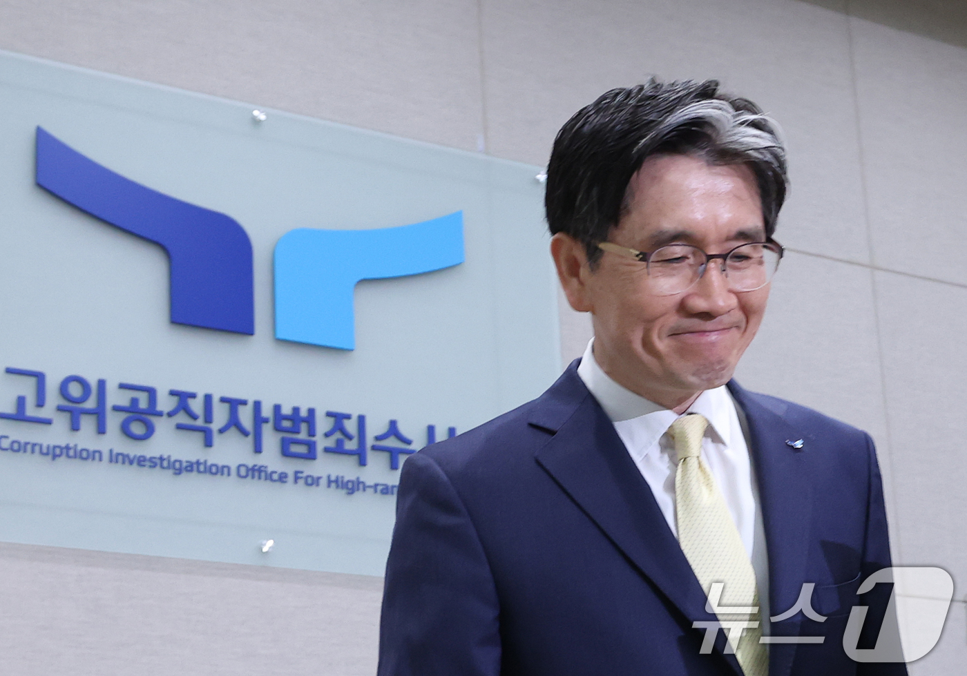 (과천=뉴스1) 오대일 기자 = 오동운 고위공직자범죄수사처장이 취임 1주년을 맞은 17일 오전 경기 과천 정부청사에서 열린 공수처 출입기자단 간담회에서 모두발언을 마친 후 인사하고 …