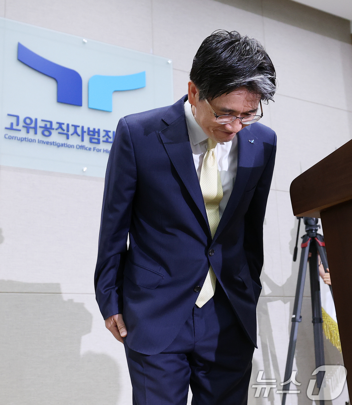 (과천=뉴스1) 오대일 기자 = 오동운 고위공직자범죄수사처장이 취임 1주년을 맞은 17일 오전 경기 과천 정부청사에서 열린 공수처 출입기자단 간담회에서 모두발언을 마친 후 인사하고 …