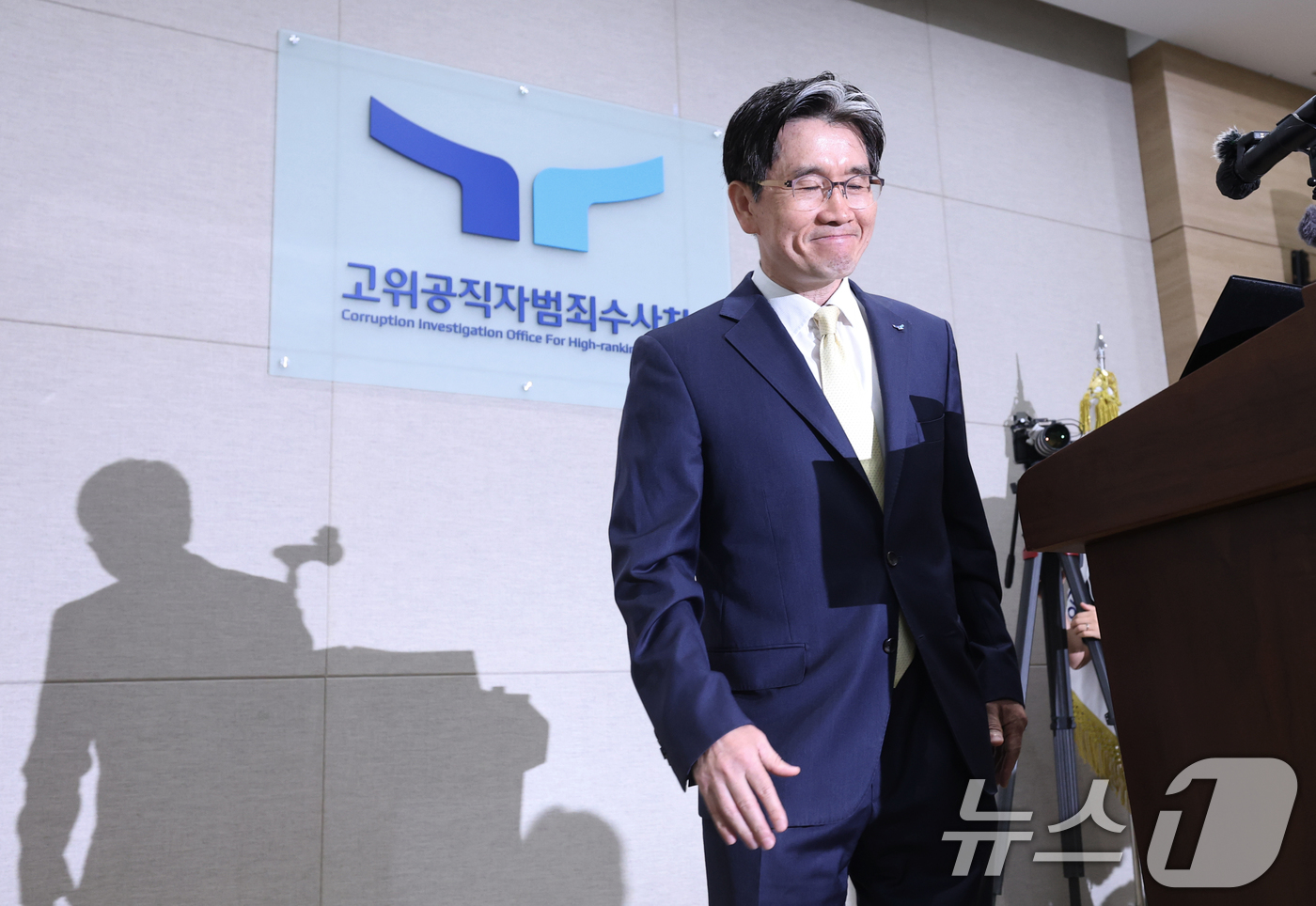 (과천=뉴스1) 오대일 기자 = 오동운 고위공직자범죄수사처장이 취임 1주년을 맞은 17일 오전 경기 과천 정부청사에서 열린 공수처 출입기자단 간담회에서 모두발언을 마친 후 인사하고 …