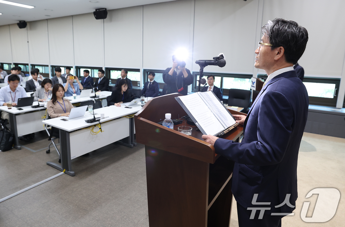 (과천=뉴스1) 오대일 기자 = 오동운 고위공직자범죄수사처장이 취임 1주년을 맞은 17일 오전 경기 과천 정부청사에서 열린 공수처 출입기자단 간담회에서 모두발언을 하고 있다.오 처 …