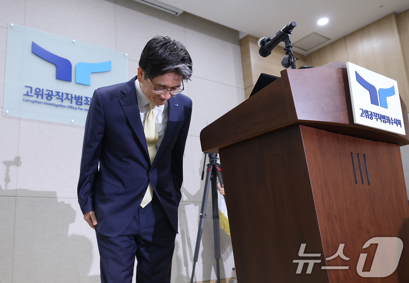 (과천=뉴스1) 오대일 기자 = 오동운 고위공직자범죄수사처장이 취임 1주년을 맞은 17일 오전 경기 과천 정부청사에서 열린 공수처 출입기자단 간담회에서 모두발언을 마친 후 인사하고 …