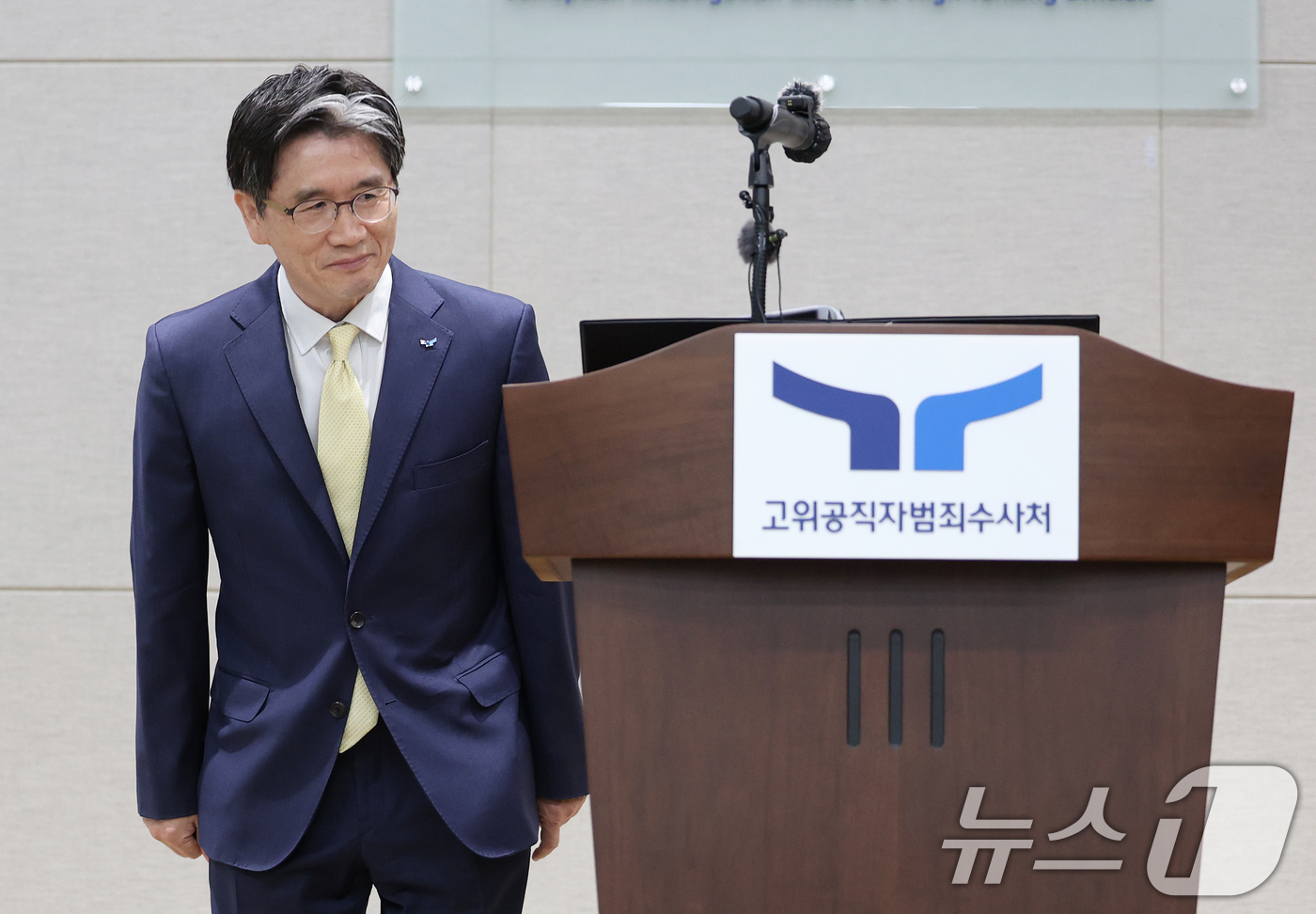 (과천=뉴스1) 오대일 기자 = 오동운 고위공직자범죄수사처장이 취임 1주년을 맞은 17일 오전 경기 과천 정부청사에서 열린 공수처 출입기자단 간담회에서 참석자들에게 인사하고 있다. …