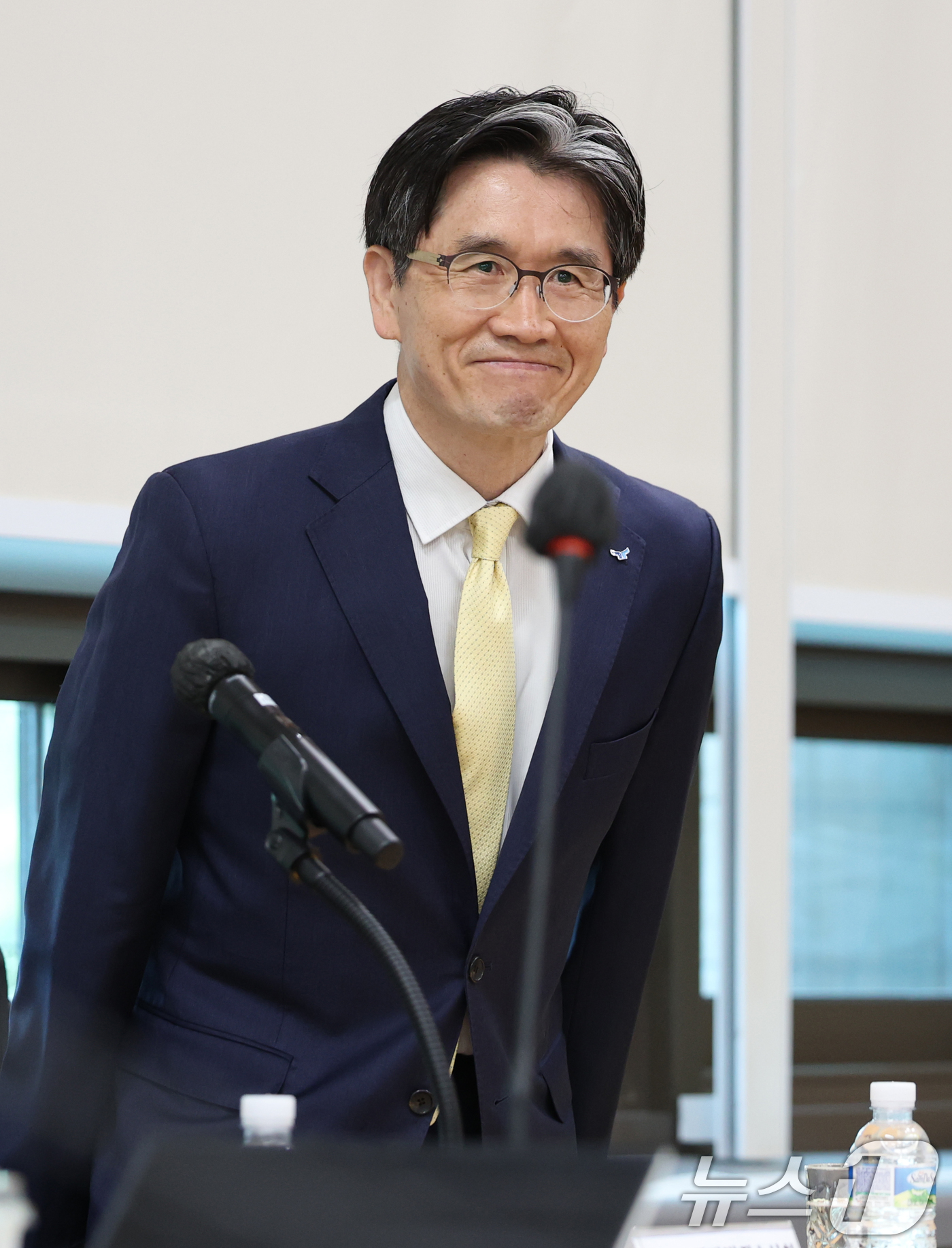 (과천=뉴스1) 오대일 기자 = 오동운 고위공직자범죄수사처장이 취임 1주년을 맞은 17일 오전 경기 과천 정부청사에서 열린 공수처 출입기자단 간담회에서 참석자들에게 인사하고 있다. …