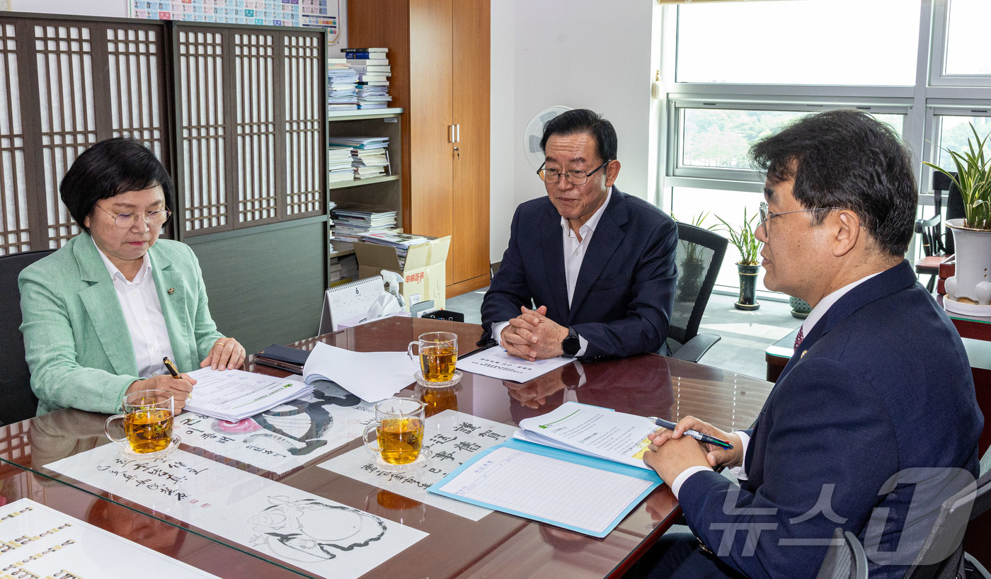 (서울=뉴스1) 이재명 기자 = 김민석 국무총리 후보자 인사청문특별위원회 이종배 위원장과 김현, 배준영 여야 간사가 17일 오전 서울 여의도 국회 의원회관에서 사전 회동을 갖고 있 …