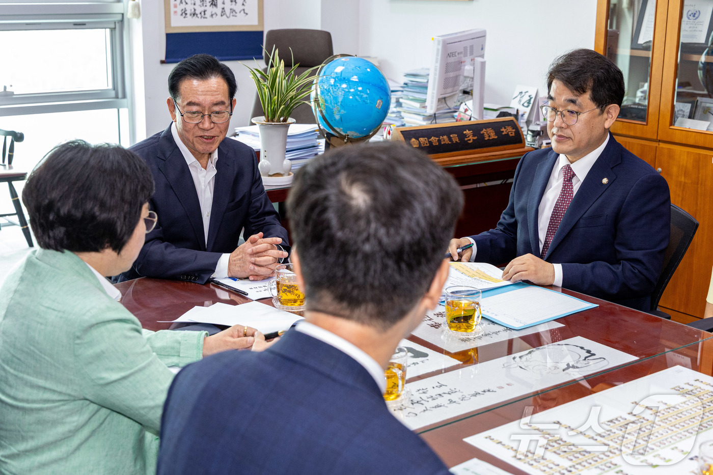 (서울=뉴스1) 이재명 기자 = 김민석 국무총리 후보자 인사청문특별위원회 이종배 위원장과 김현, 배준영 여야 간사가 17일 오전 서울 여의도 국회 의원회관에서 사전 회동을 갖고 있 …