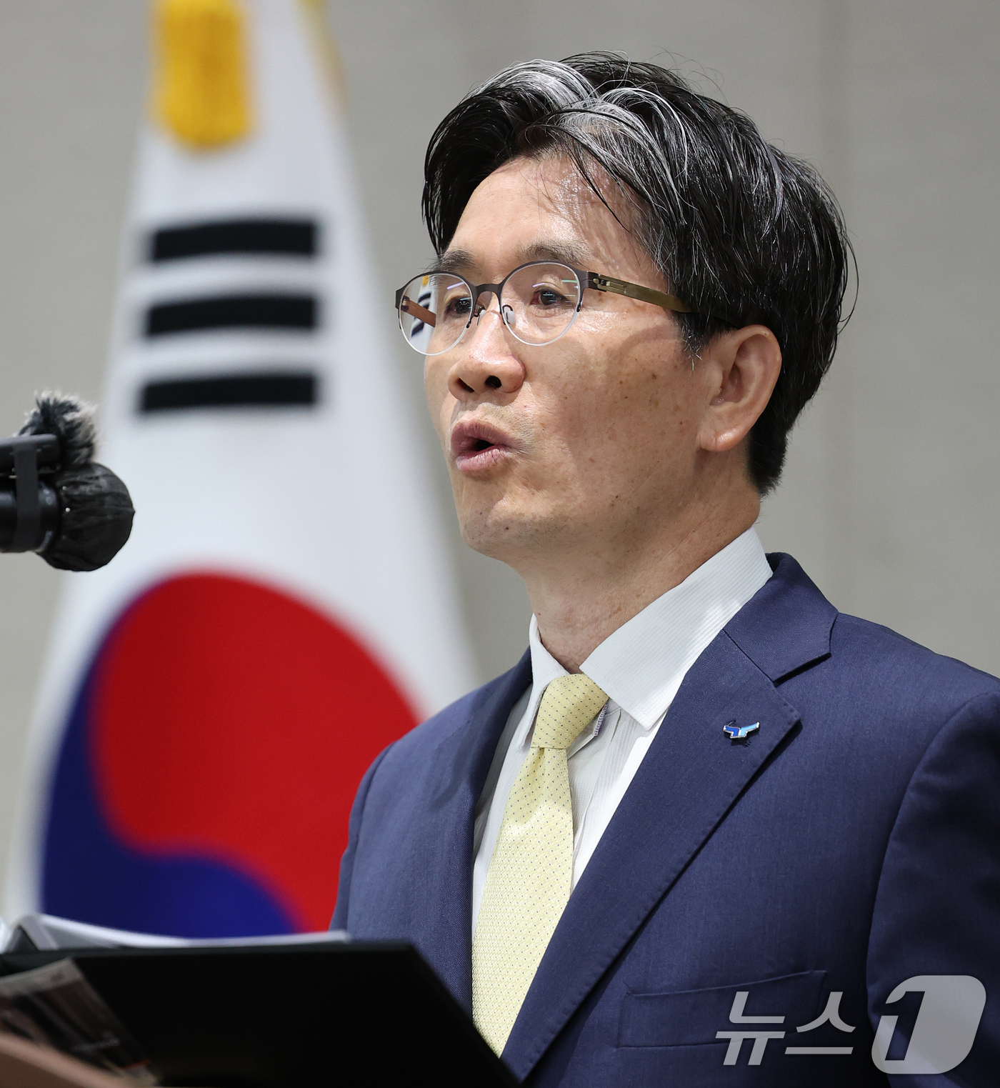 (과천=뉴스1) 오대일 기자 = 오동운 고위공직자범죄수사처장이 취임 1주년을 맞은 17일 오전 경기 과천 정부청사에서 열린 공수처 출입기자단 간담회에서 모두발언을 하고 있다.오 처 …