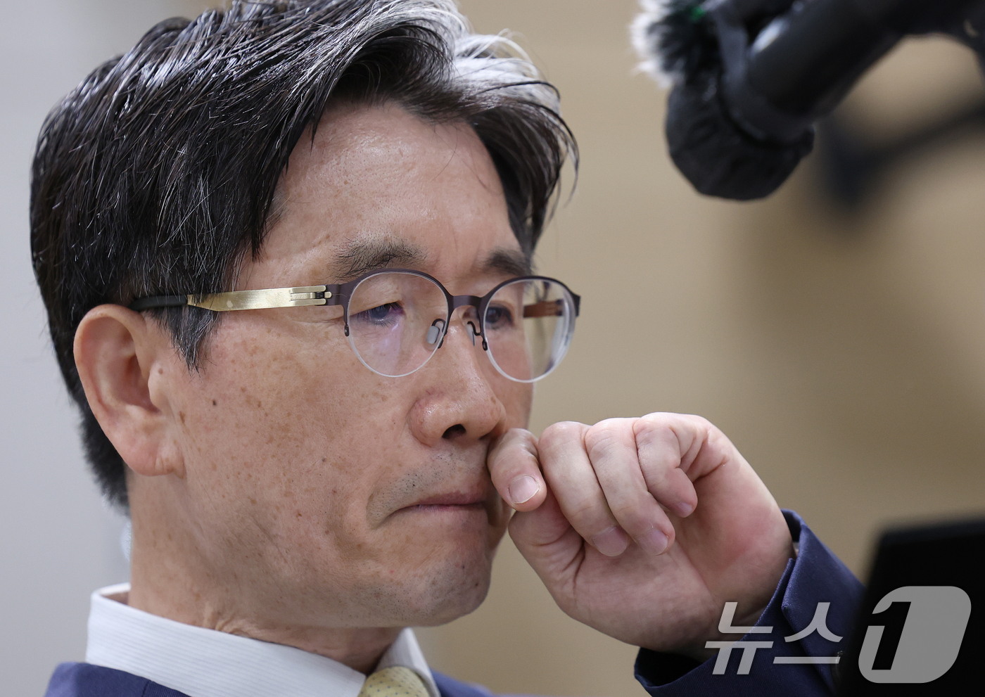 (과천=뉴스1) 오대일 기자 = 오동운 고위공직자범죄수사처장이 취임 1주년을 맞은 17일 오전 경기 과천 정부청사에서 열린 공수처 출입기자단 간담회에서 모두발언 도중 잠시 생각에 …