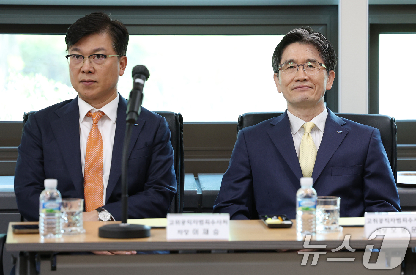 (과천=뉴스1) 오대일 기자 = 고위공직자범죄수사처 오동운 처장과 이재승 차장이 취임 1주년을 맞은 17일 오전 경기 과천 정부청사에서 열린 공수처 출입기자단 간담회에서 나란히 자 …