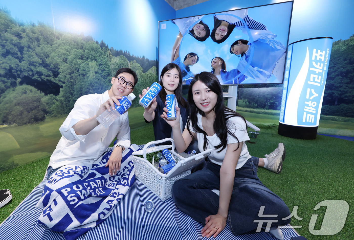 (서울=뉴스1) 박지혜 기자 = 17일 서울 성동구 스테이지35 성수에서 모델들이 아일릿(ILLIT) 미니 3집 팝업 스토어 포카리스웨트존을 체험하고 있다.동아오츠카는 이날부터 오 …