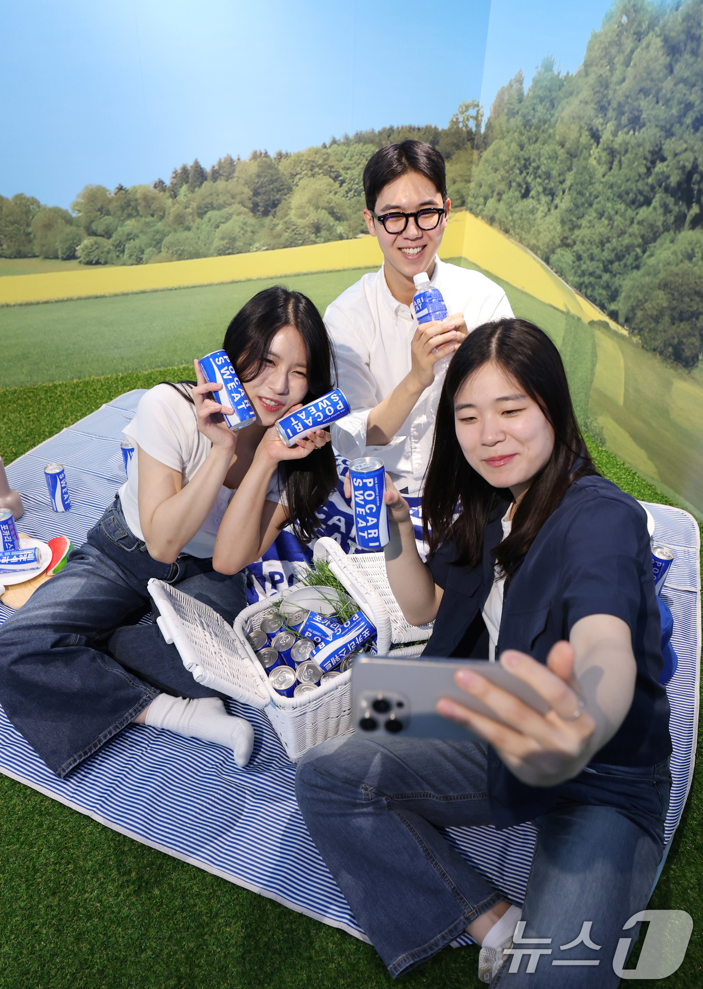 (서울=뉴스1) 박지혜 기자 = 17일 서울 성동구 스테이지35 성수에서 모델들이 아일릿(ILLIT) 미니 3집 팝업 스토어 포카리스웨트존을 체험하고 있다.동아오츠카는 이날부터 오 …