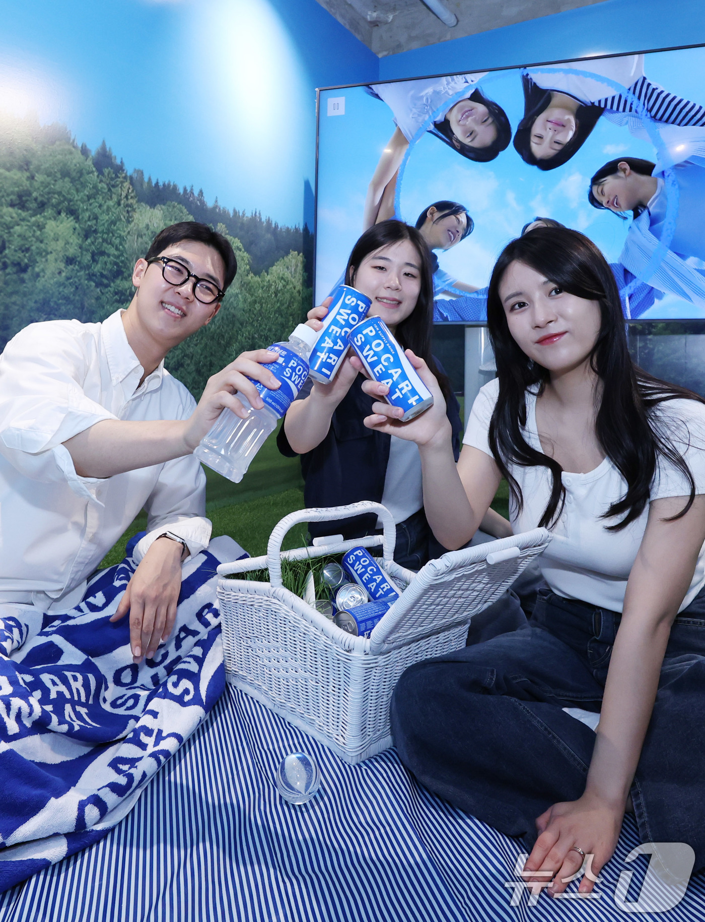 (서울=뉴스1) 박지혜 기자 = 17일 서울 성동구 스테이지35 성수에서 모델들이 아일릿(ILLIT) 미니 3집 팝업 스토어 포카리스웨트존 내에 마련된 TVC 피크닉존을 체험하고 …