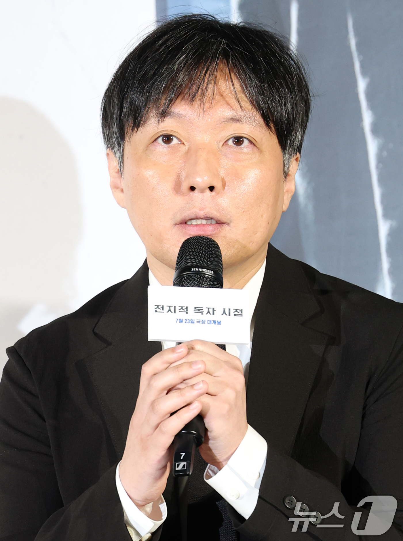 (서울=뉴스1) 권현진 기자 = 김병우 감독이 17일 서울 광진구 롯데시네마 건대입구에서 열린 영화 '전지적 독자 시점‘ 제작보고회에 참석해 인사말을 하고 있다.'전지적 독자 시점 …