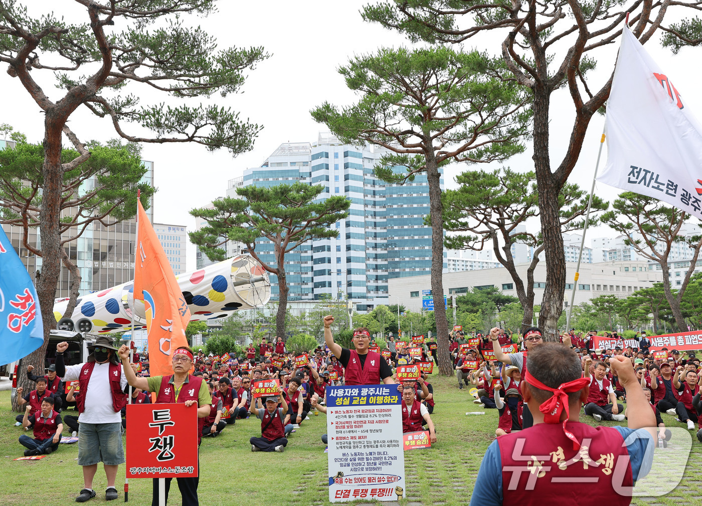(광주=뉴스1) 박지현 기자 = 17일 오전 광주 서구 치평동 광주시청 앞에서 전국자동차노동조합연맹 광주지역버스지부가 임금 8.2% 인상을 요구하며 궐기대회를 열고 있다. 2025 …