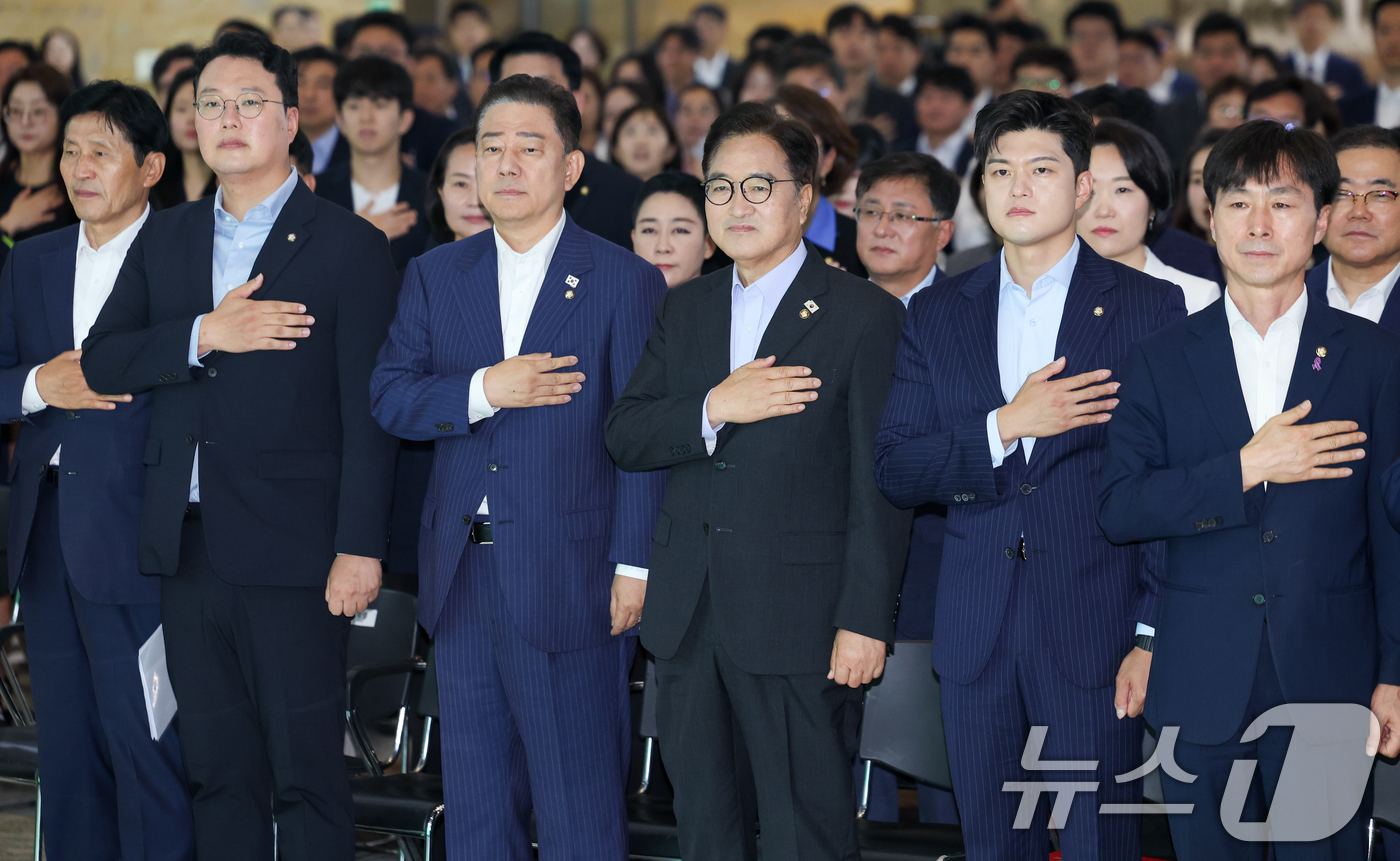 (서울=뉴스1) 안은나 기자 = 이학영 국회 부의장(앞줄 왼쪽부터), 천하람 개혁신당 대표 권한대행 겸 원내대표, 김병기 더불어민주당 대표 직무대행 겸 원내대표, 우원식 국회의장, …