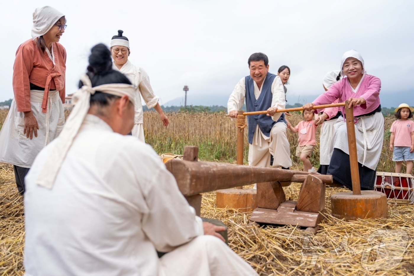 (증평=뉴스1) 이성기 기자 = 충북 증평군은 17일 증평읍 송산리 송산초등학교 설립 예정 터 일원에서 지역 어린이와 마을 주민 등 100여 명이 참여한 가운데 전통 보리타작 체험 …