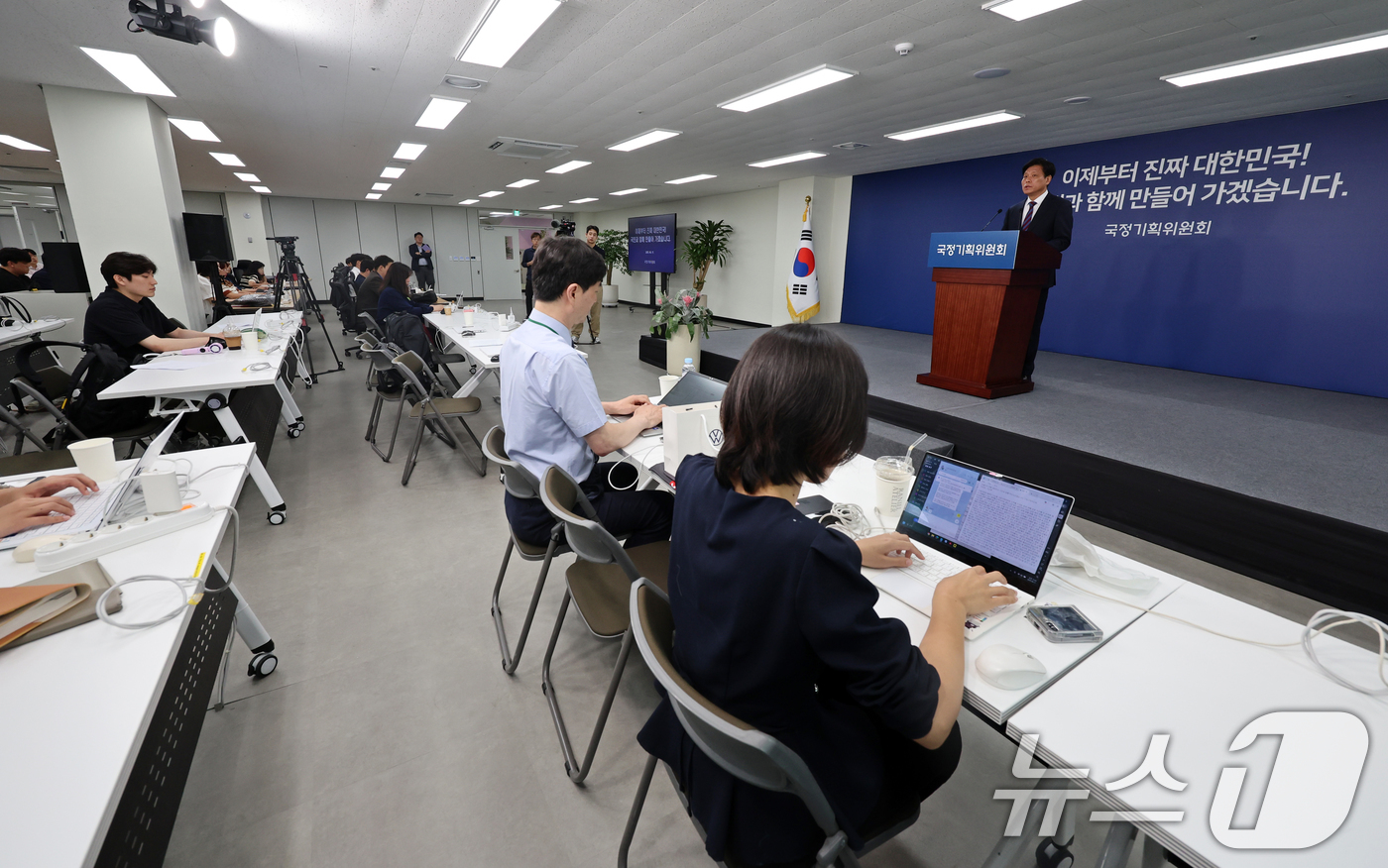 (서울=뉴스1) 황기선 기자 = 조승래 국정기획위원회 대변인이 17일 오전 서울 종로구 국정기획위원회에서 브리핑을 하고 있다. 2025.6.17/뉴스1