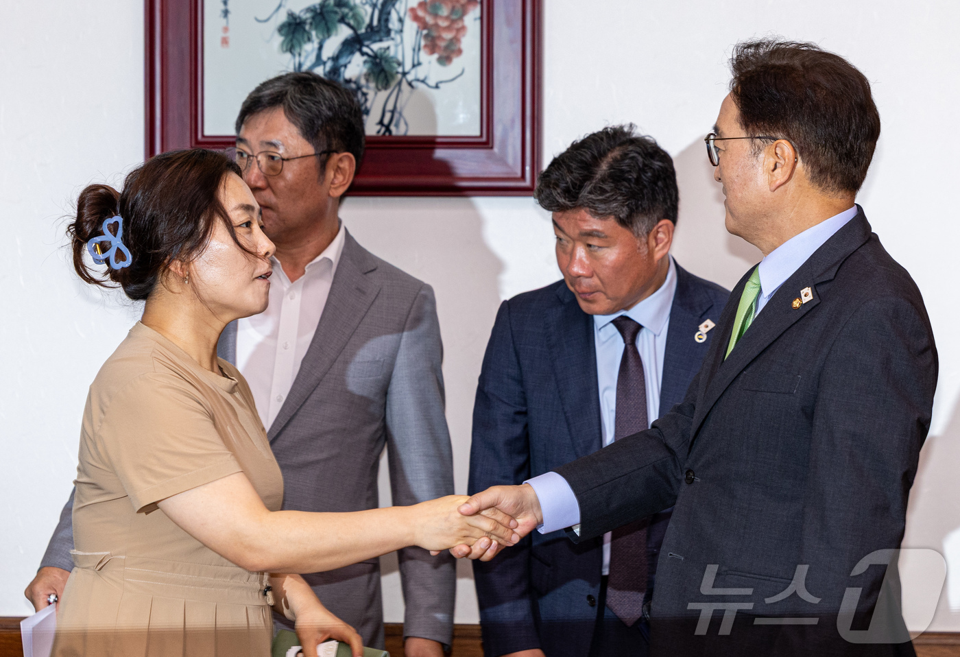 (서울=뉴스1) 이재명 기자 = 우원식 국회의장이 17일 오전 서울 여의도 국회에서 김유진 12·29 제주항공 여객기 참사 유가족협의회 대표와 악수하고 있다. 2025.6.17/뉴 …