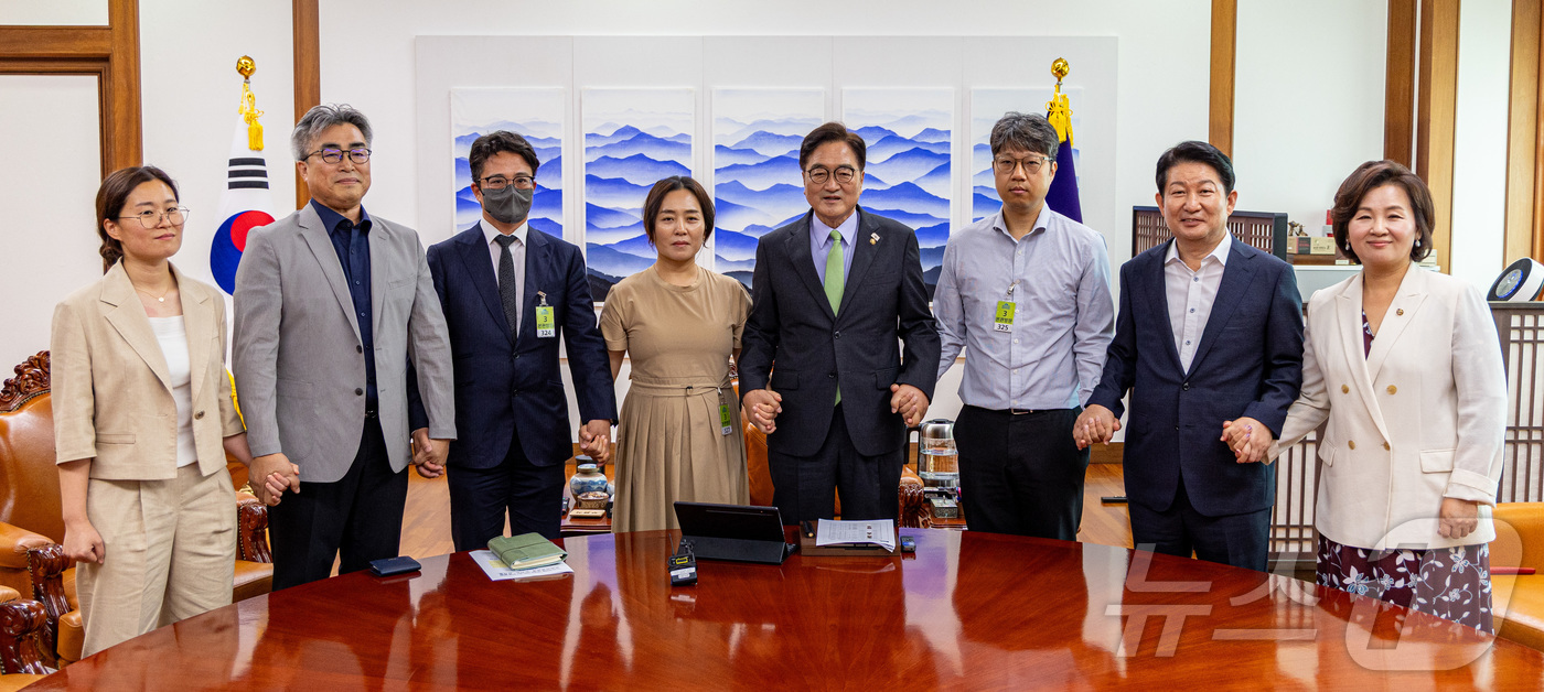 (서울=뉴스1) 이재명 기자 = 우원식 국회의장이 17일 오전 서울 여의도 국회에서 김유진 12·29 제주항공 여객기 참사 유가족협의회 대표를 비롯한 대표단과의 면담에 앞서 기념촬 …