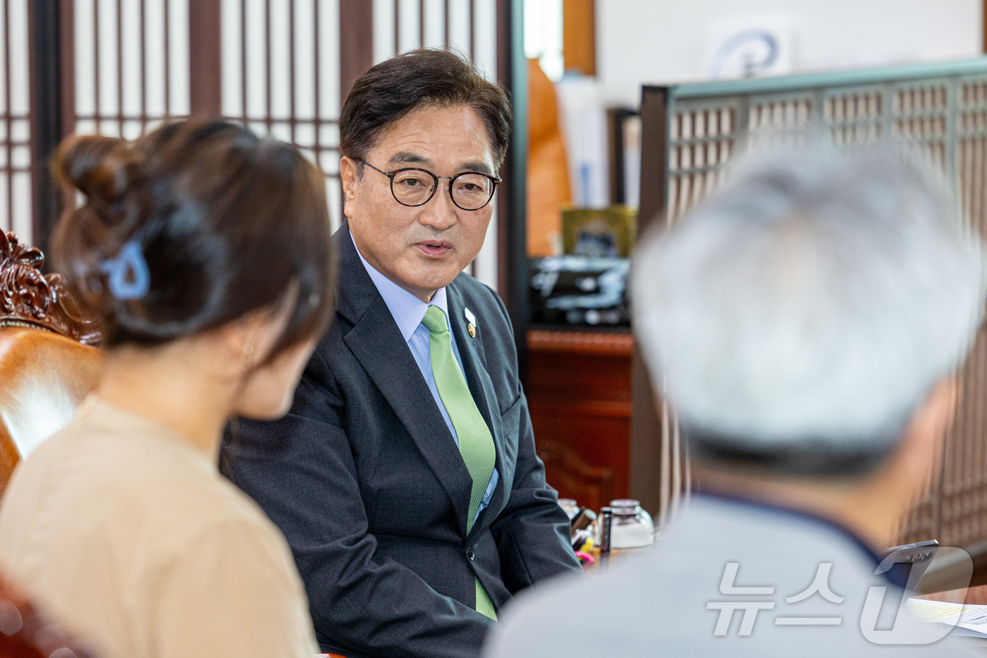 (서울=뉴스1) 이재명 기자 = 우원식 국회의장이 17일 오전 서울 여의도 국회에서 김유진 12·29 제주항공 여객기 참사 유가족협의회 대표를 비롯한 대표단과 면담을 갖고 있다. …